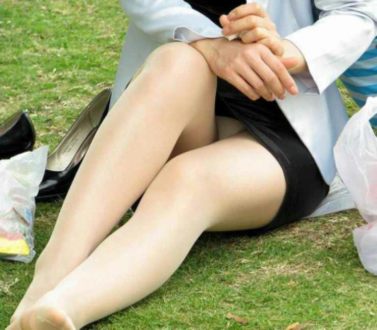【公園パンチラ盗撮エロ画像】皆の公共の場で素人のスカート女性がパンツを堂々と晒してくれたｗｗｗ-08