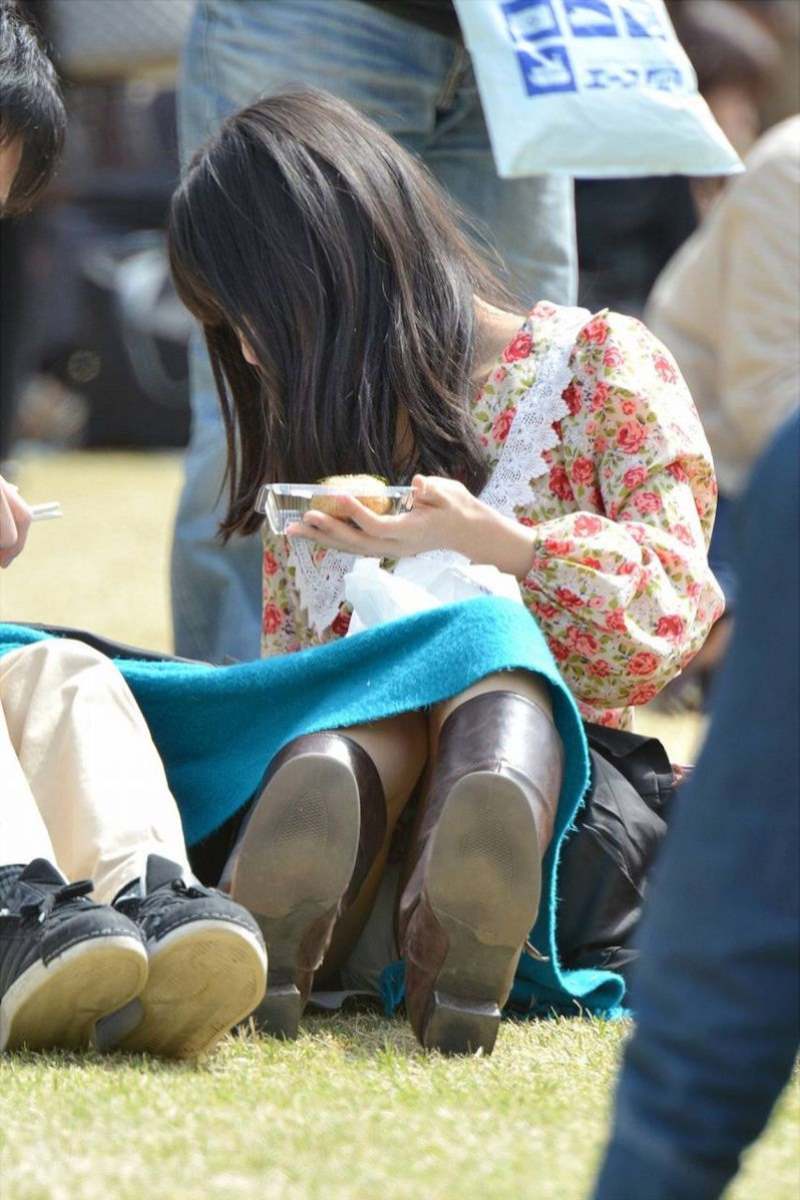 【公園パンチラ盗撮エロ画像】皆の公共の場で素人のスカート女性がパンツを堂々と晒してくれたｗｗｗ-17
