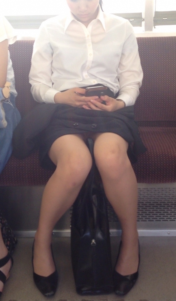 【OL電車盗撮エロ画像】働く素人女性のタイトスカートの奥のパンツに視線が集中するｗｗｗ-09