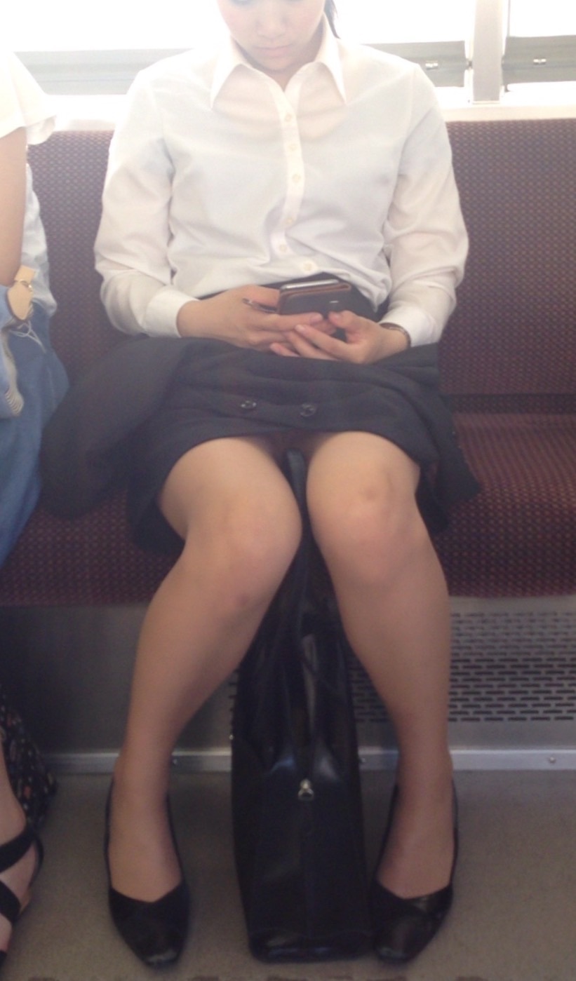 【OL電車盗撮エロ画像】働く素人女性のタイトスカートの奥のパンツに視線が集中するｗｗｗ-10
