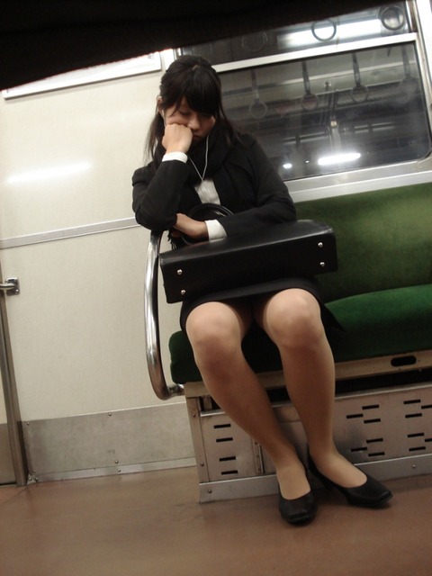 【OL電車盗撮エロ画像】働く素人女性のタイトスカートの奥のパンツに視線が集中するｗｗｗ-11