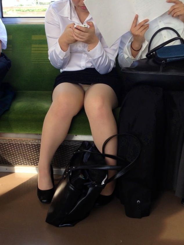 【OL電車盗撮エロ画像】働く素人女性のタイトスカートの奥のパンツに視線が集中するｗｗｗ-13