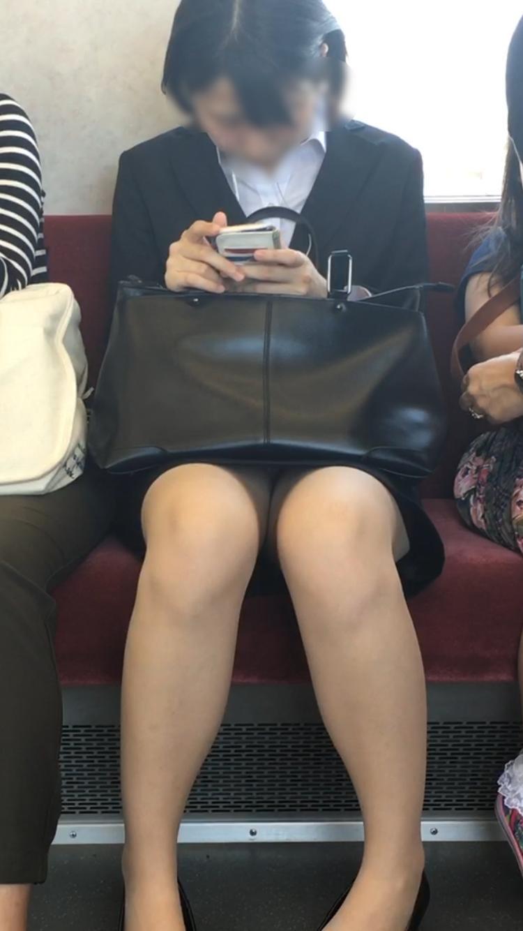 【OL電車盗撮エロ画像】働く素人女性のタイトスカートの奥のパンツに視線が集中するｗｗｗ-16