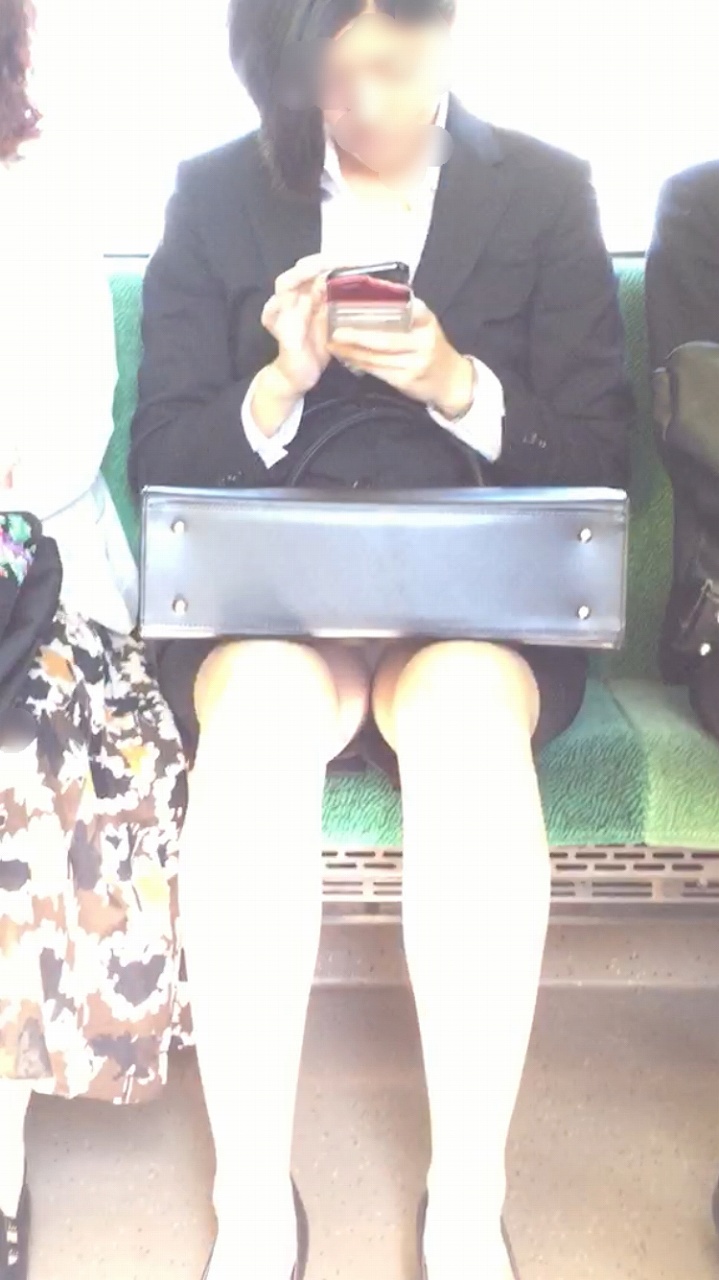 【OL電車盗撮エロ画像】働く素人女性のタイトスカートの奥のパンツに視線が集中するｗｗｗ-17