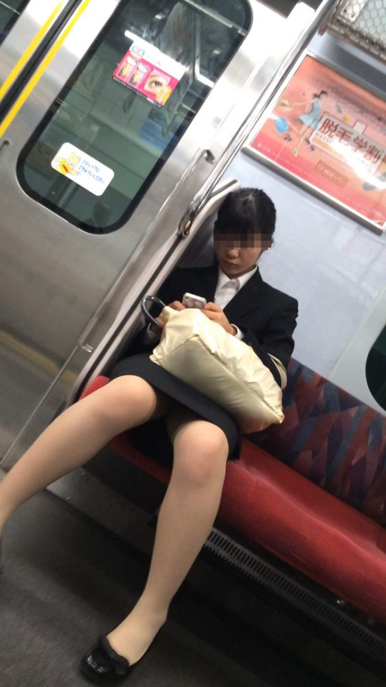 【OL電車盗撮エロ画像】働く素人女性のタイトスカートの奥のパンツに視線が集中するｗｗｗ-18