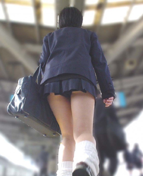 【JKパンチラ盗撮エロ画像】学校帰りの女子校生がターゲット…一日履いたパンツを隠し撮りｗｗｗ-11