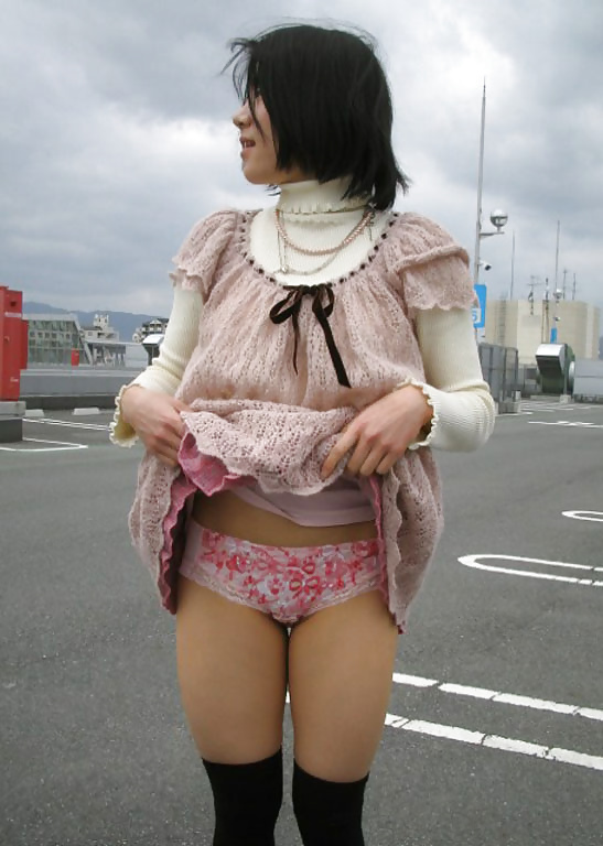 【野外撮りエロ画像】お姉さんがスカートをたくし上げ、パンティーを露出してるぞぉｗｗｗ-04