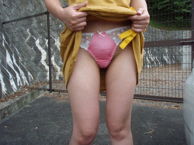 【野外撮りエロ画像】お姉さんがスカートをたくし上げ、パンティーを露出してるぞぉｗｗｗ-17