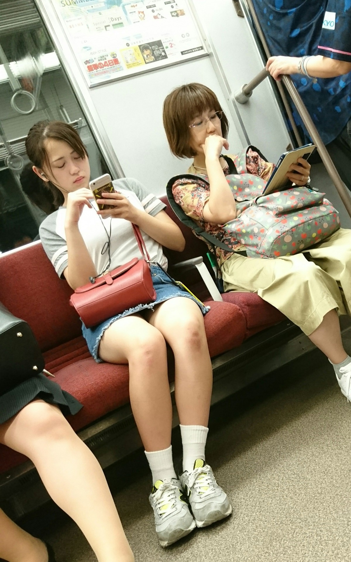 【電車内盗撮エロ画像】自分の対面に座ってるお股が緩い女性のパンチラを周りにバレないように撮影ｗｗｗ-01