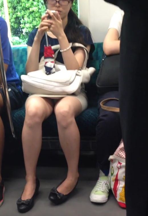 【電車内盗撮エロ画像】自分の対面に座ってるお股が緩い女性のパンチラを周りにバレないように撮影ｗｗｗ-02