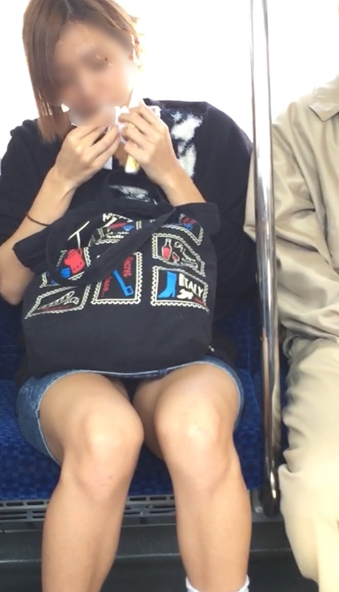 【電車内盗撮エロ画像】自分の対面に座ってるお股が緩い女性のパンチラを周りにバレないように撮影ｗｗｗ-08