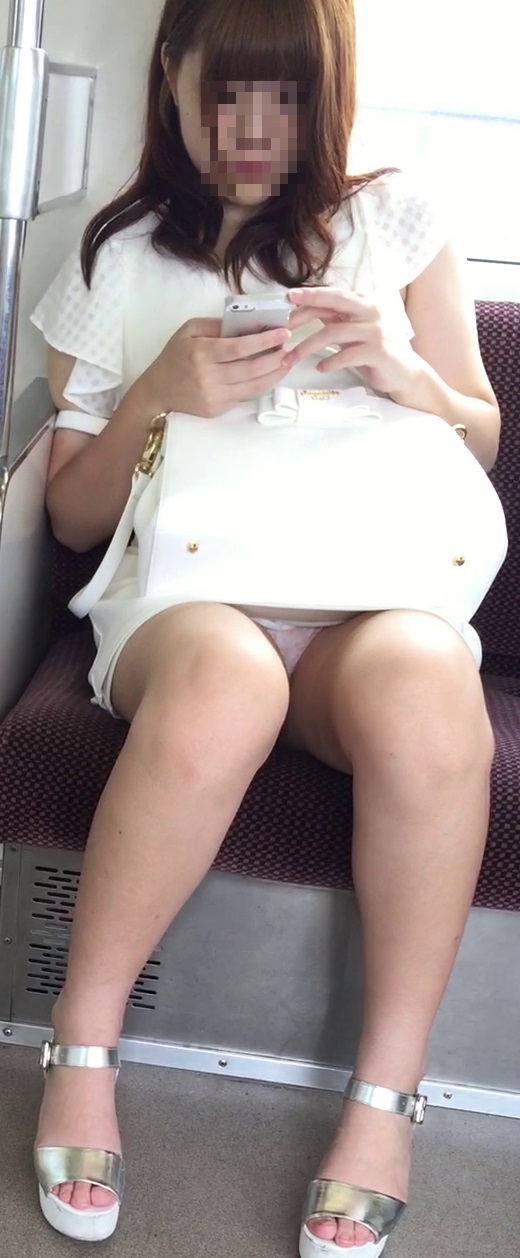 【電車内盗撮エロ画像】自分の対面に座ってるお股が緩い女性のパンチラを周りにバレないように撮影ｗｗｗ-09