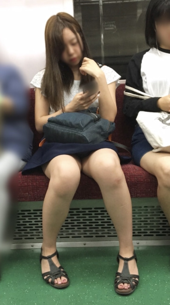 【電車内盗撮エロ画像】自分の対面に座ってるお股が緩い女性のパンチラを周りにバレないように撮影ｗｗｗ-12