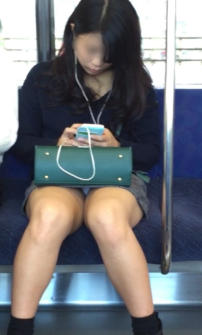 【電車内盗撮エロ画像】自分の対面に座ってるお股が緩い女性のパンチラを周りにバレないように撮影ｗｗｗ-13