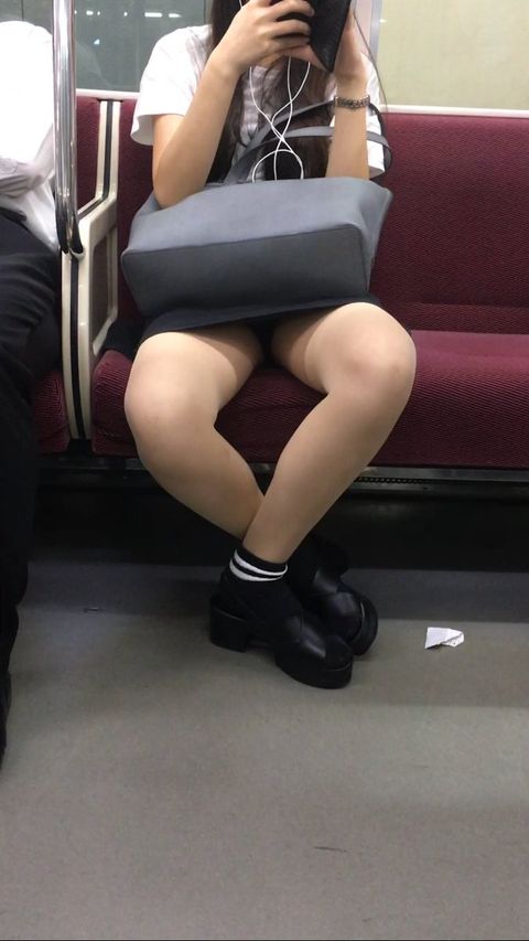 【電車内盗撮エロ画像】自分の対面に座ってるお股が緩い女性のパンチラを周りにバレないように撮影ｗｗｗ-14