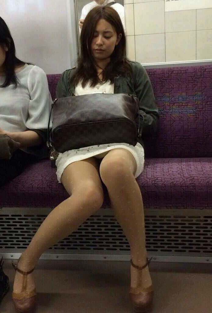 【電車内盗撮エロ画像】自分の対面に座ってるお股が緩い女性のパンチラを周りにバレないように撮影ｗｗｗ-16