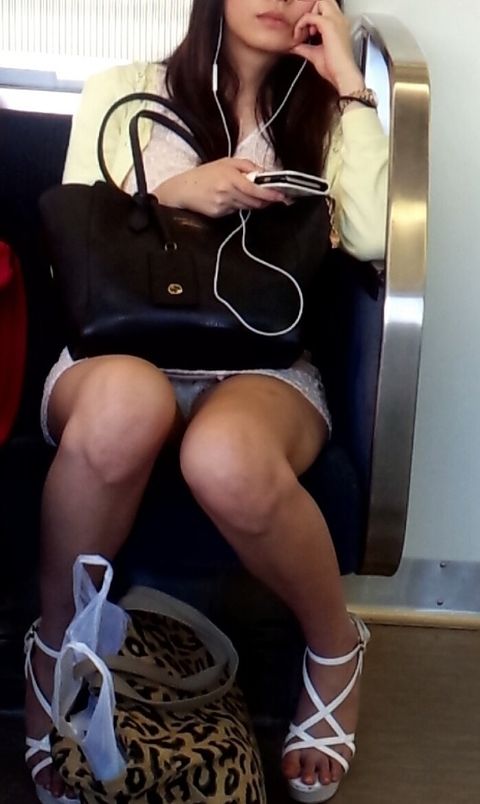 【電車内盗撮エロ画像】自分の対面に座ってるお股が緩い女性のパンチラを周りにバレないように撮影ｗｗｗ-17