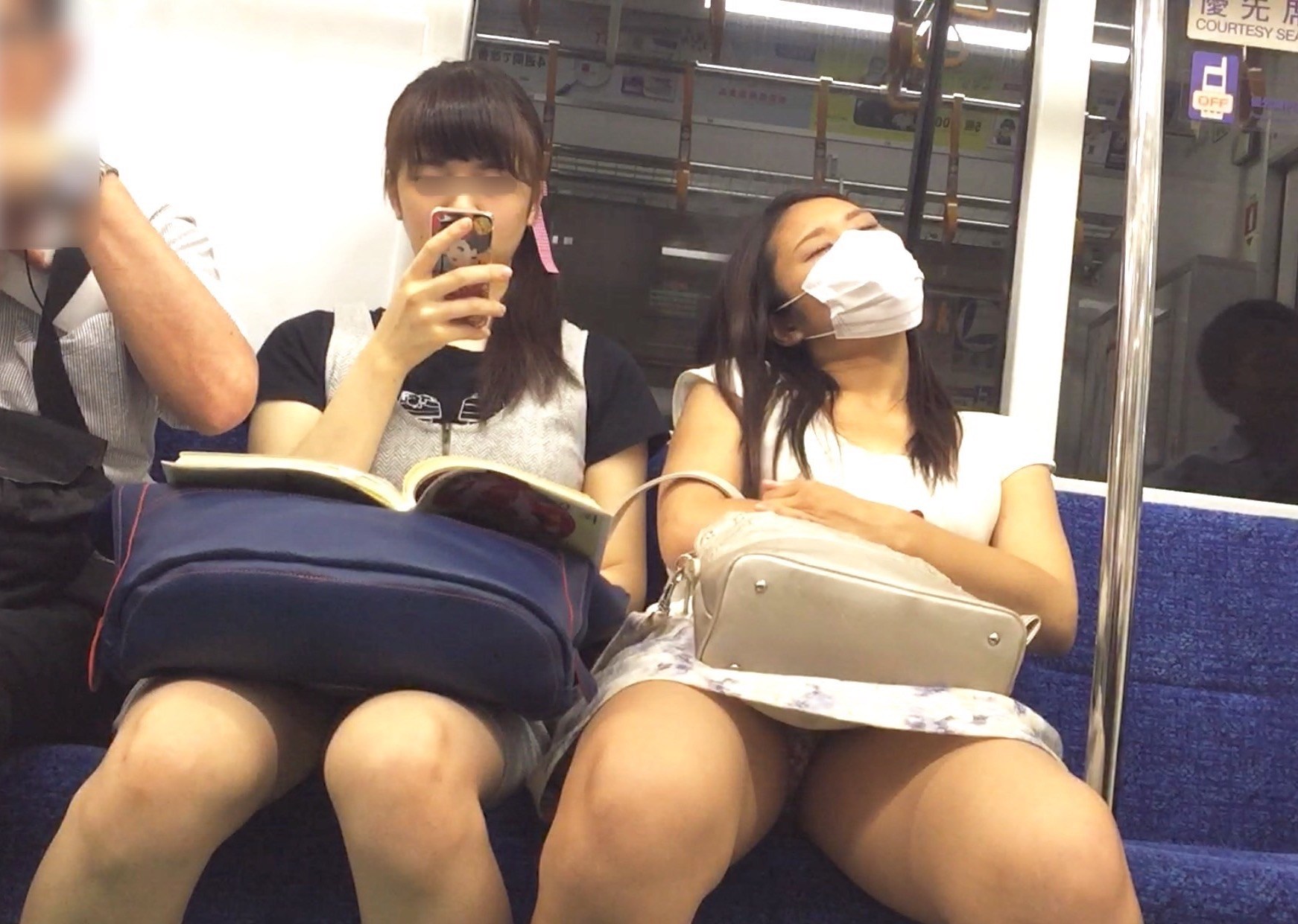 【電車内盗撮エロ画像】自分の対面に座ってるお股が緩い女性のパンチラを周りにバレないように撮影ｗｗｗ-18