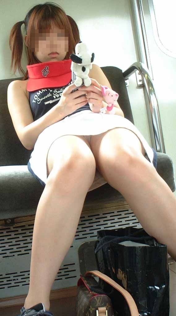 【電車内盗撮エロ画像】自分の対面に座ってるお股が緩い女性のパンチラを周りにバレないように撮影ｗｗｗ-19