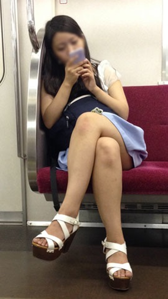 【電車内美脚盗撮エロ画像】座席に座って足組みしてる素人美女の下半身にメロメロになったｗｗｗ-04