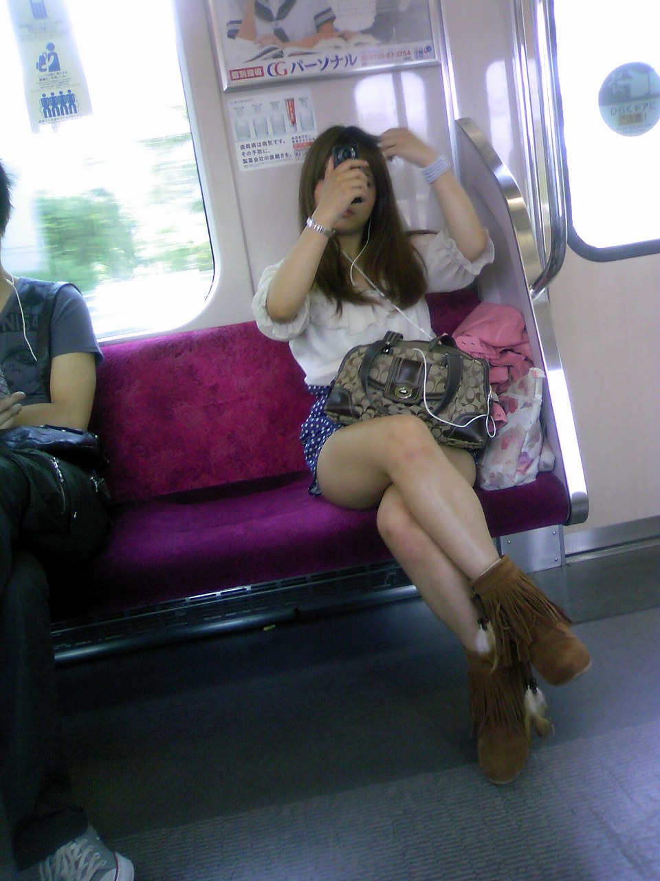 【電車内美脚盗撮エロ画像】座席に座って足組みしてる素人美女の下半身にメロメロになったｗｗｗ-10