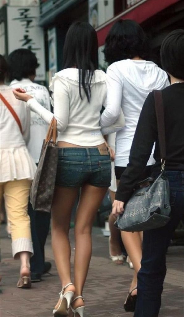 【ショーパン街撮りエロ画像】太もも剥き出しな素人女子の下半身がエッチだから見てしまうｗｗｗ-12