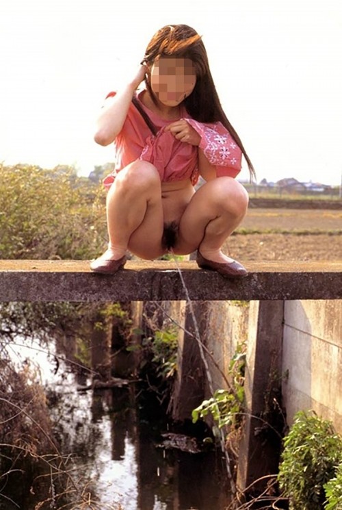 【野外オシッコエロ画像】女の子がトイレじゃない所でオマンコ丸出しで放尿するってやべぇなｗｗｗ-18