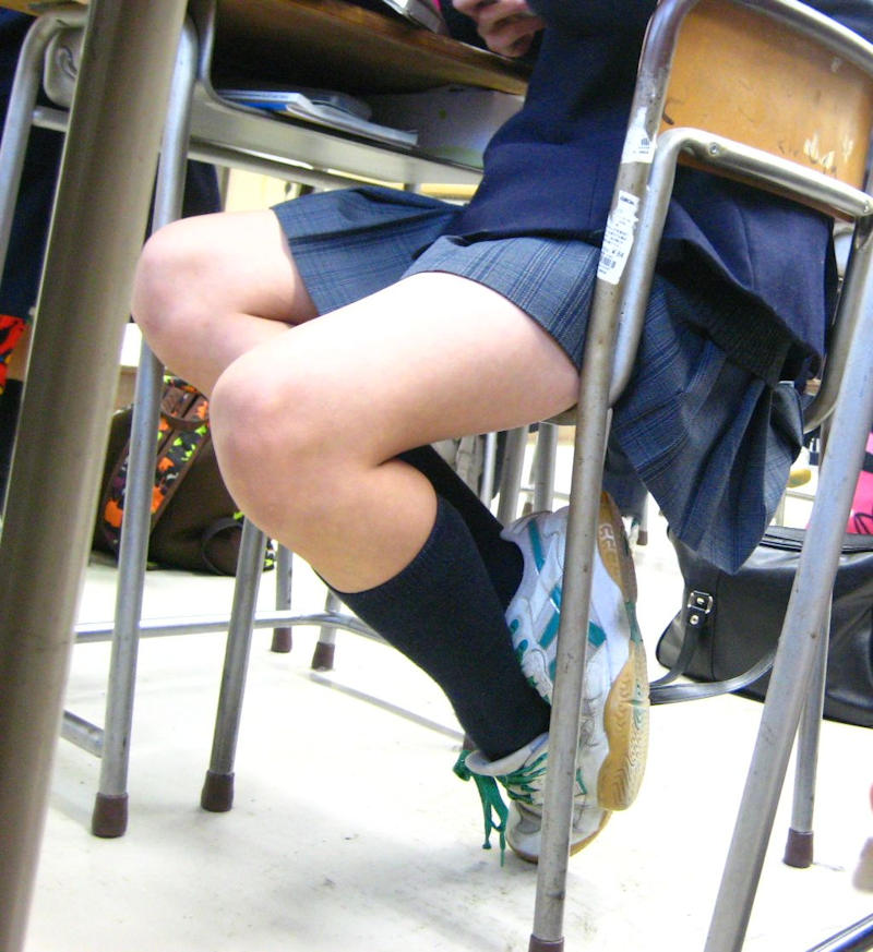 【JK学校内エロ画像】教室で同級生が撮った普段の日常の様子がスケベでシコシコ不可避ｗｗｗ-19
