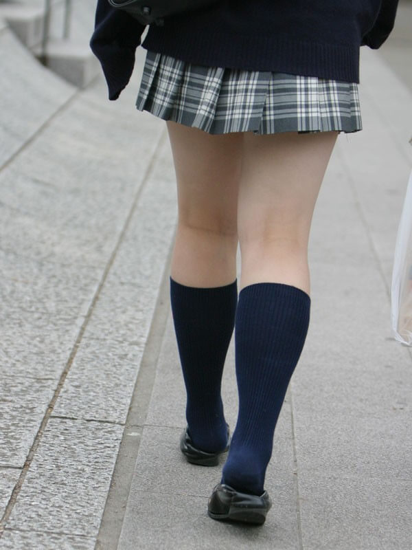 【JK生足エロ画像】女子校生の制服ミニスカからハミ出る美脚を食い入るようにガン見ｗｗｗ-02
