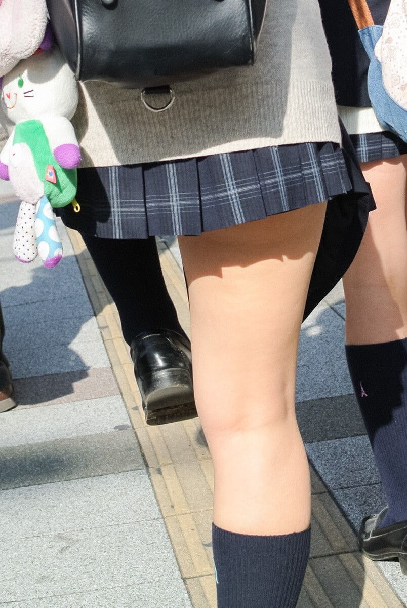 【JK生足エロ画像】女子校生の制服ミニスカからハミ出る美脚を食い入るようにガン見ｗｗｗ-05