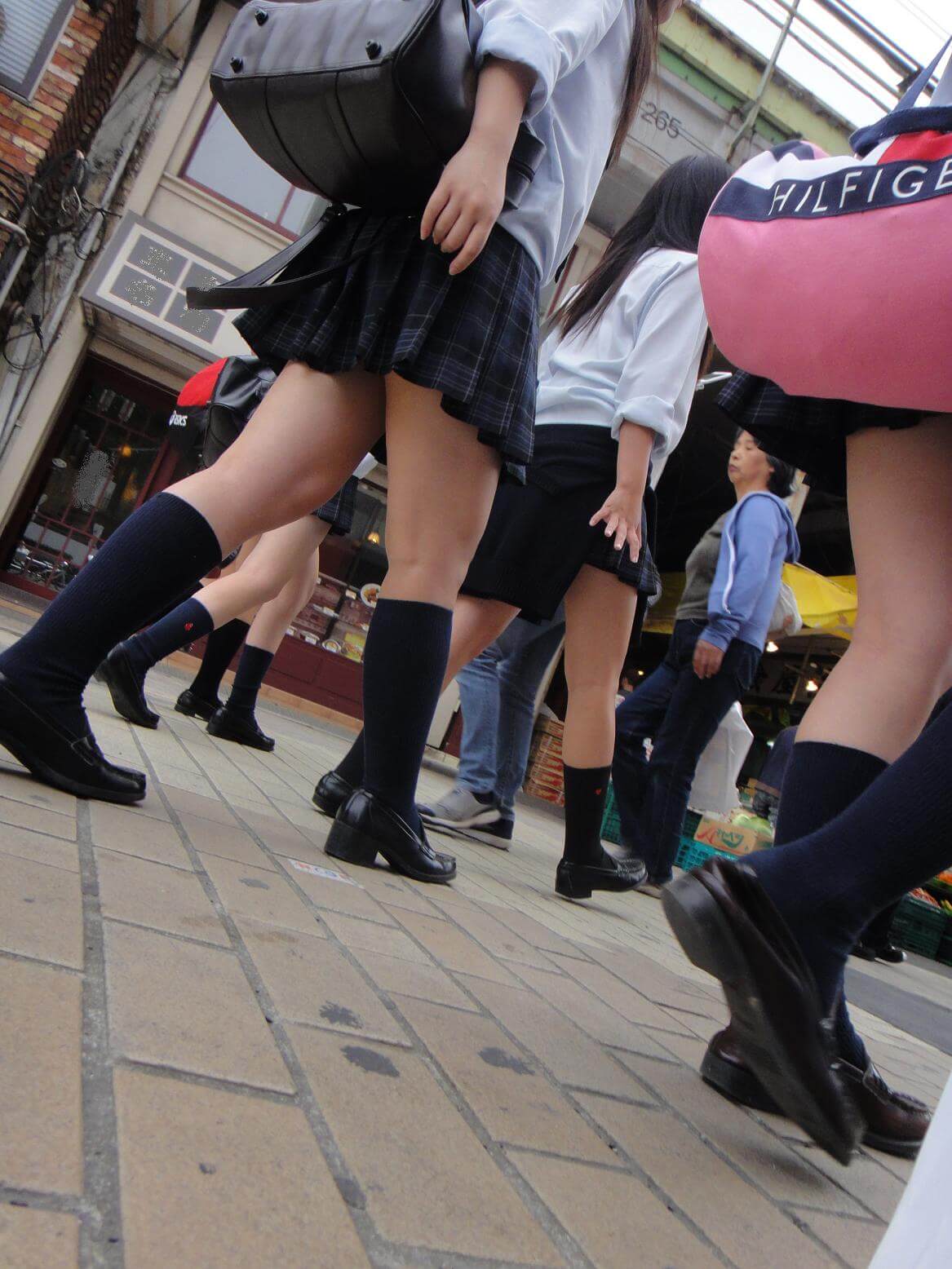 【JK生足エロ画像】女子校生の制服ミニスカからハミ出る美脚を食い入るようにガン見ｗｗｗ-09