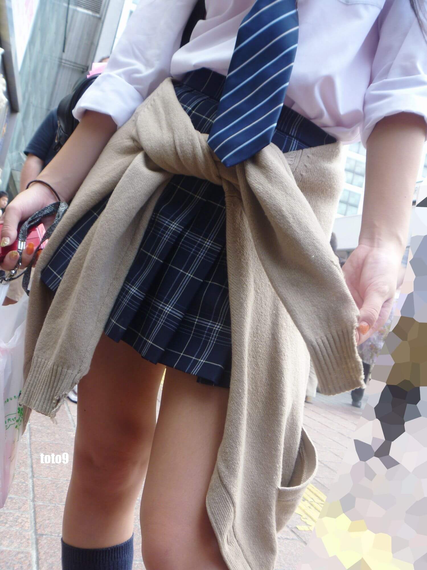 【JK生足エロ画像】女子校生の制服ミニスカからハミ出る美脚を食い入るようにガン見ｗｗｗ-12