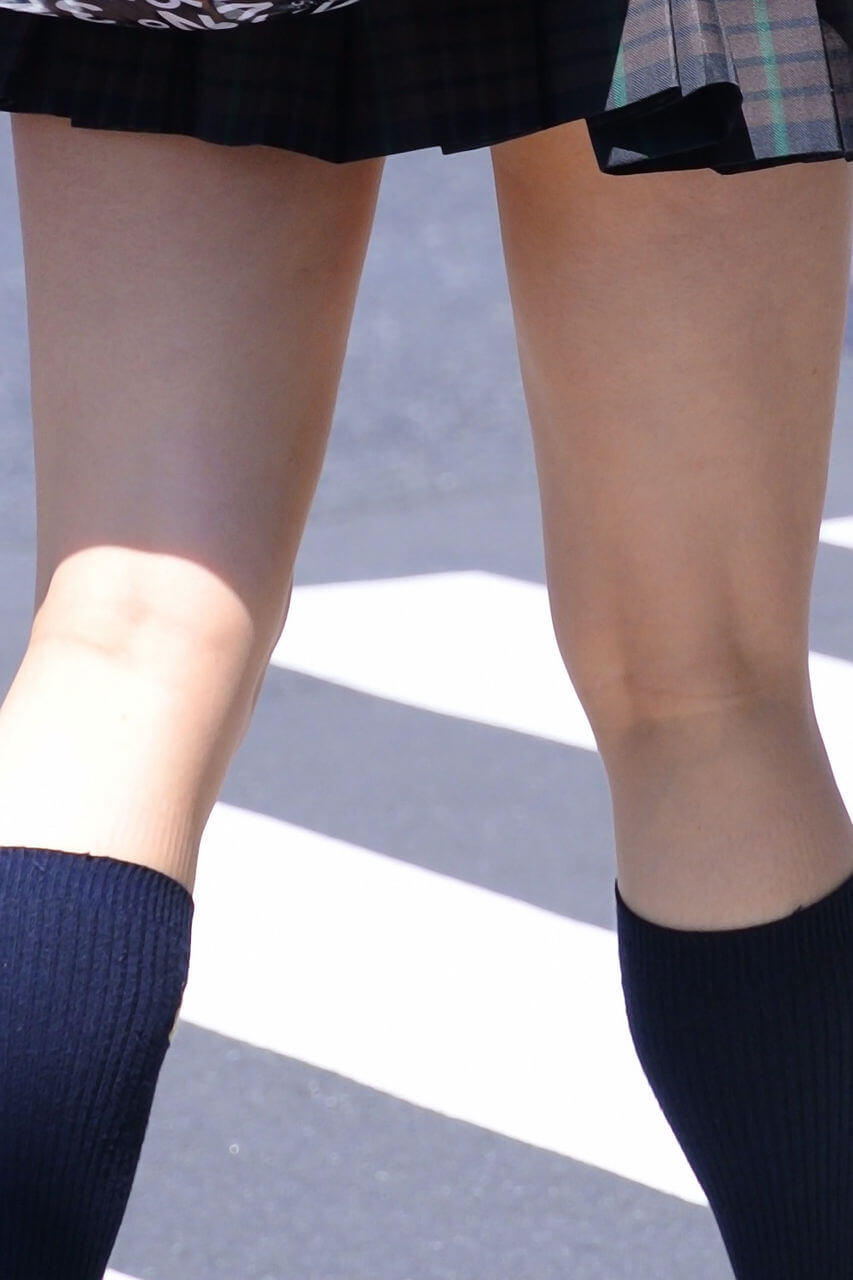【JK生足エロ画像】女子校生の制服ミニスカからハミ出る美脚を食い入るようにガン見ｗｗｗ-13