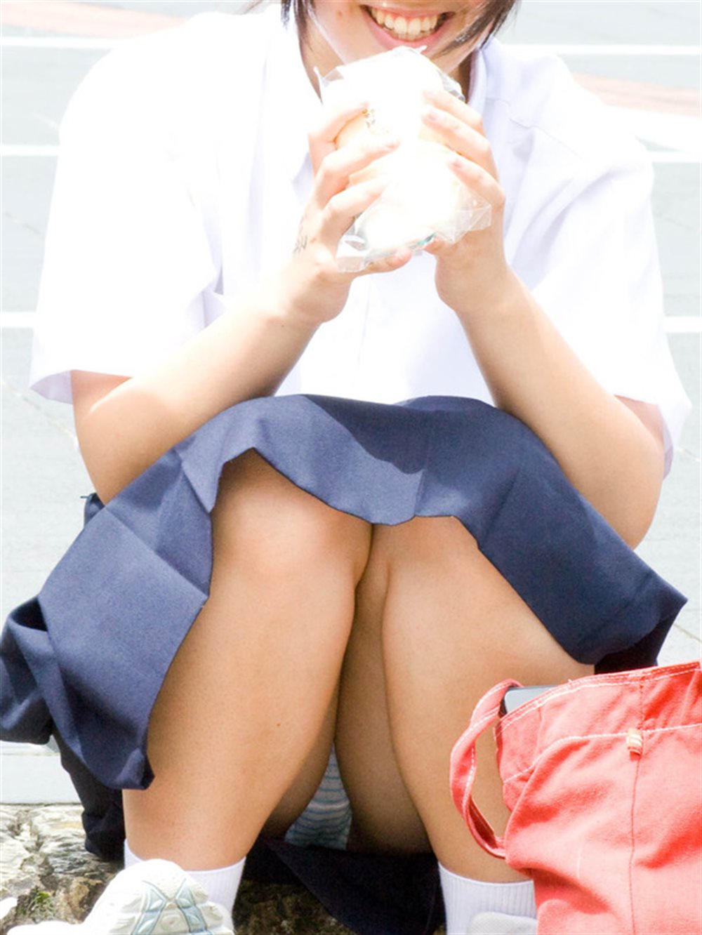 【JKパンチラ盗撮エロ画像】制服少女たちのパンツを正面から撮影…クロッチの匂いを嗅ぎたいｗｗｗ-11