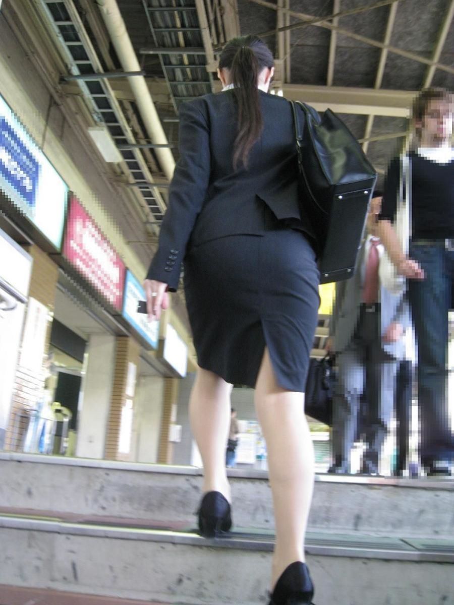 【タイトスカート盗撮エロ画像】女性のヒップラインが丸分かりでお尻がエッチ見える街撮りｗｗｗ-01