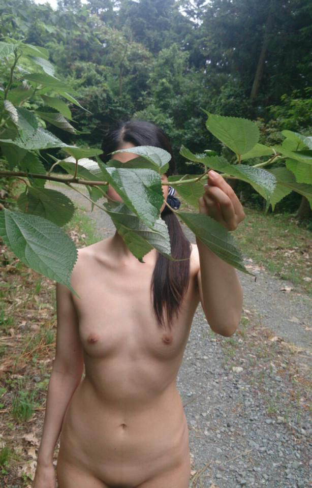 【野外露出エロ画像】変態女性が己の肌を曝け出して解放感に浸っているところを撮影したｗｗｗ-10