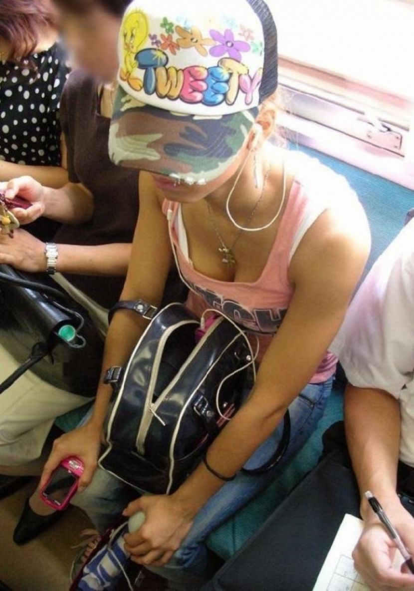 【胸チラ盗撮エロ画像】電車の中でオッパイ谷間を露出した素人さんをスマホで撮ってみたｗｗｗ-10