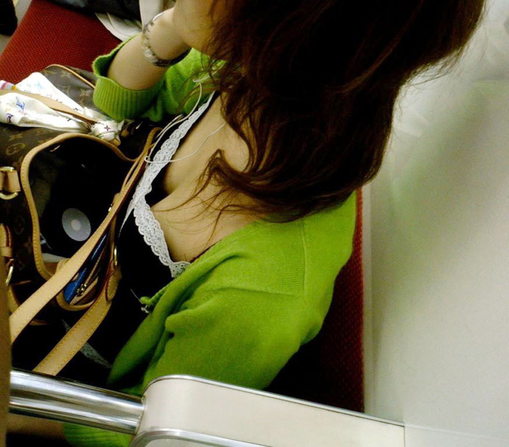 【胸チラ盗撮エロ画像】電車の中でオッパイ谷間を露出した素人さんをスマホで撮ってみたｗｗｗ-13
