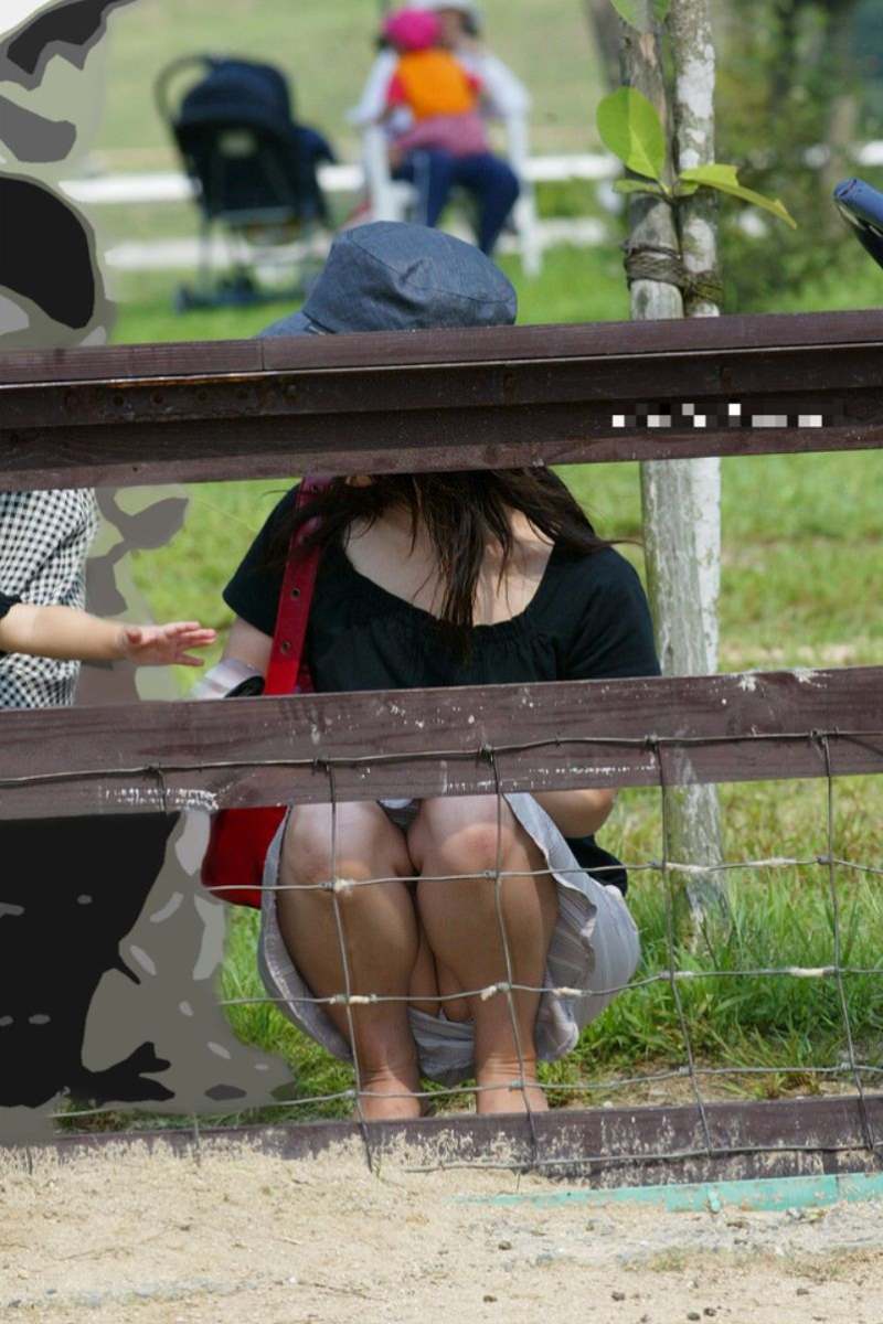 【パンチラ盗撮エロ画像】公園で寛ぐ素人娘たちのパンツが見えていたので股間を隠し撮りｗｗｗ-12