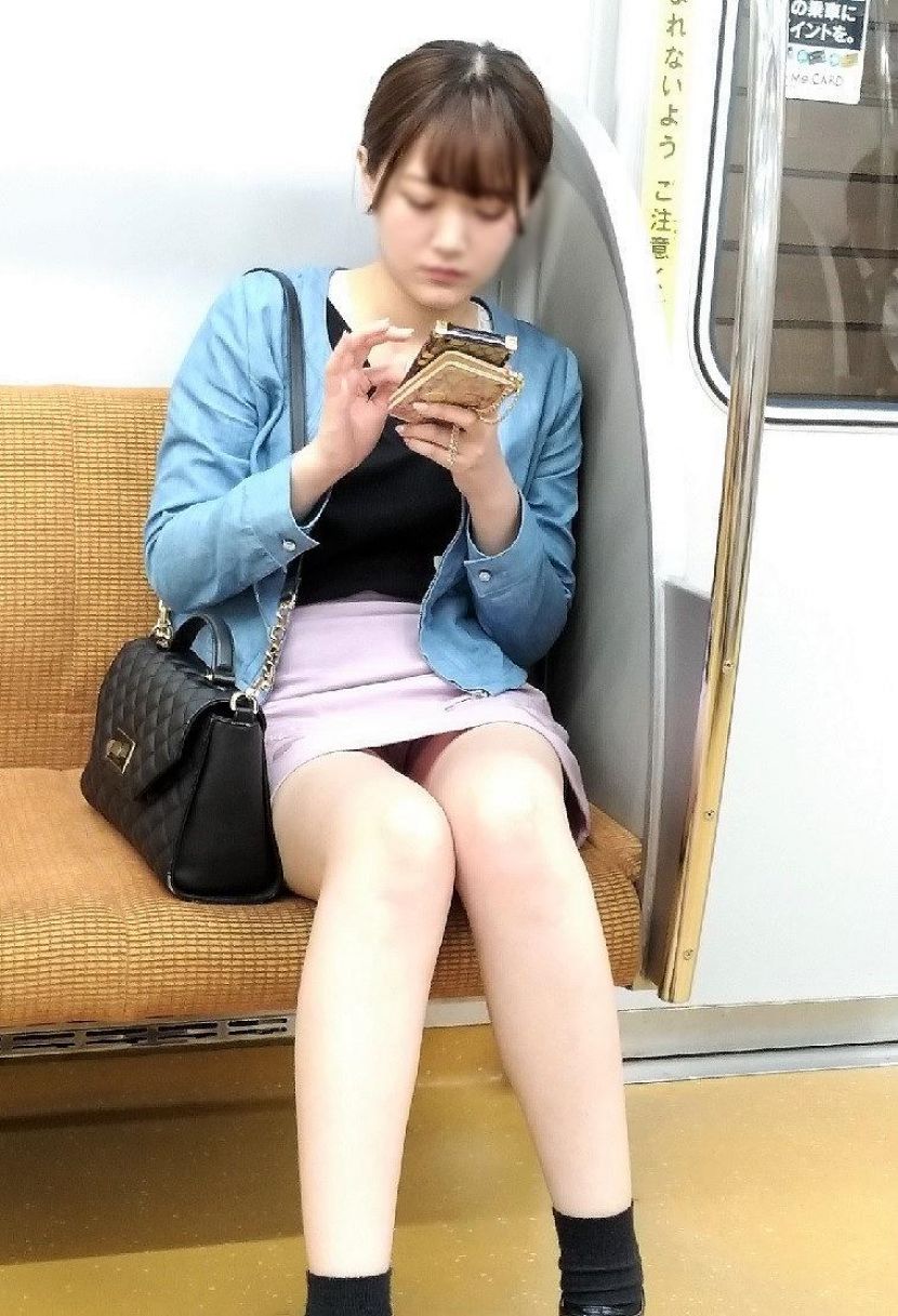 【電車パンチラ盗撮エロ画像】ミニスカを履いてるのに油断してパンティーを晒す対面座席のお姉ちゃんｗｗｗ-01