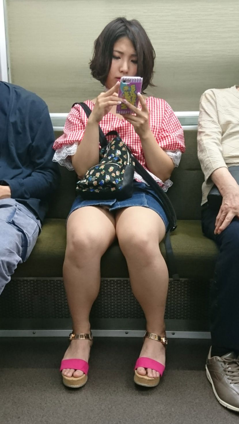 【電車パンチラ盗撮エロ画像】ミニスカを履いてるのに油断してパンティーを晒す対面座席のお姉ちゃんｗｗｗ-02