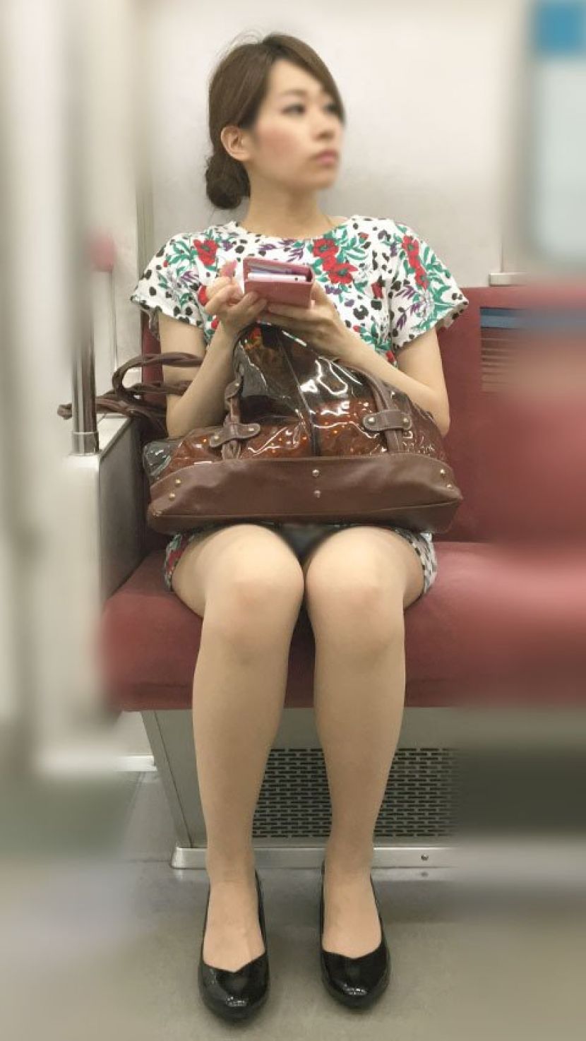 【電車パンチラ盗撮エロ画像】ミニスカを履いてるのに油断してパンティーを晒す対面座席のお姉ちゃんｗｗｗ-07