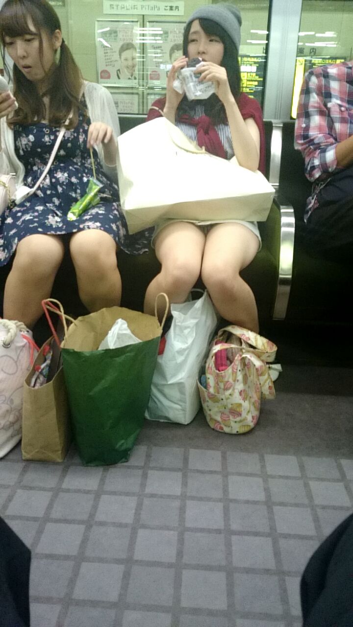 【電車パンチラ盗撮エロ画像】ミニスカを履いてるのに油断してパンティーを晒す対面座席のお姉ちゃんｗｗｗ-11