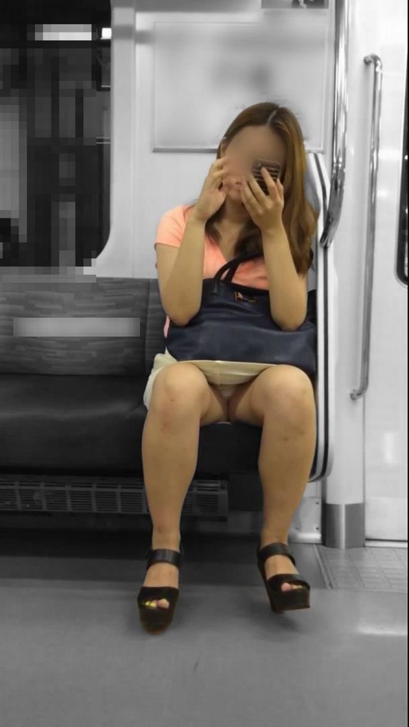 【電車パンチラ盗撮エロ画像】ミニスカを履いてるのに油断してパンティーを晒す対面座席のお姉ちゃんｗｗｗ-16