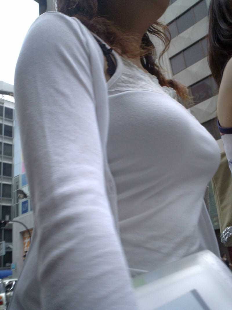 【着衣巨乳エロ画像】近くで見れば大抵の男子が直視するオッパイの膨らみが最高すぎる素人女性を街撮りｗｗｗ-08